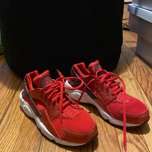 Nike Huarache Run Sneaker, red. Size 5.5/7.5